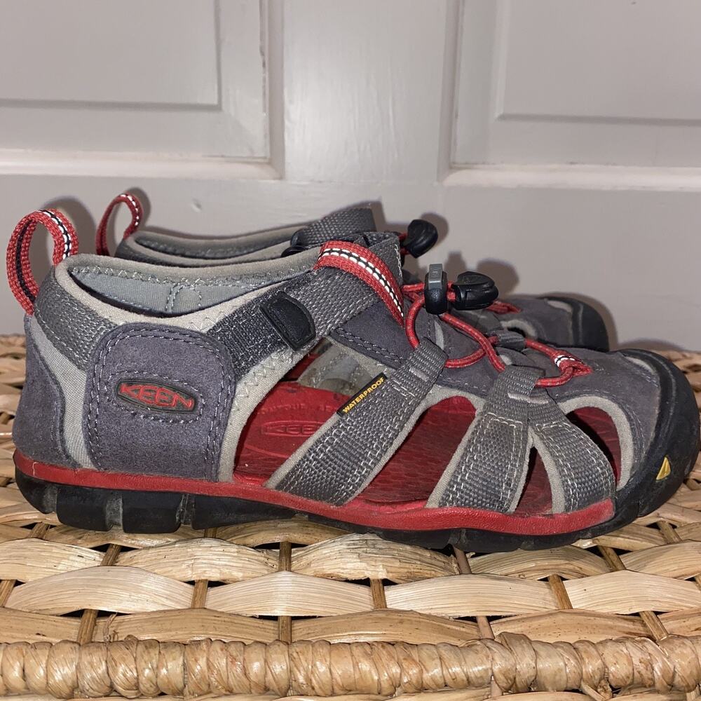 KEEN Big Kids Sz 2 Hiking Waterproof Sandals Seacamp II CNX Gray Red Strap Walk